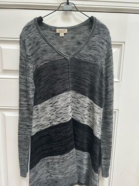 ONE WORLD Women's Gray and Black V-Neck Sweater